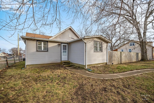 view of front of property featuring a front lawn