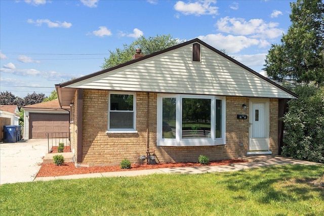 view of front of house featuring a front yard and a garage