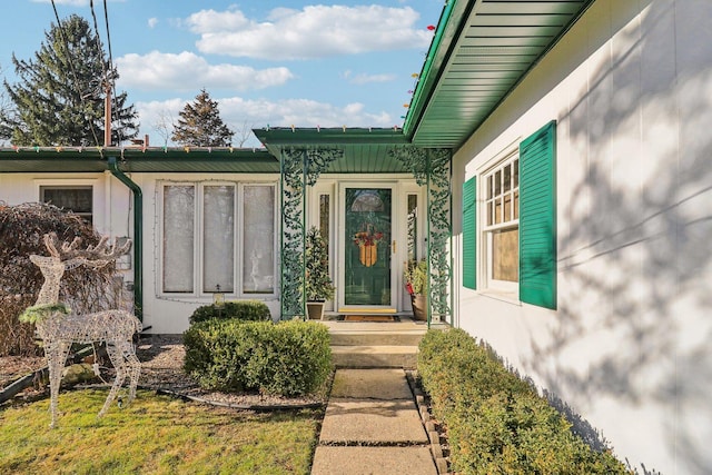 property entrance featuring a yard