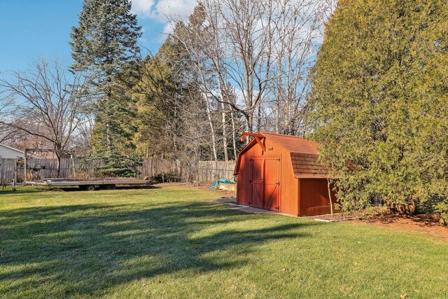 view of yard with a storage unit