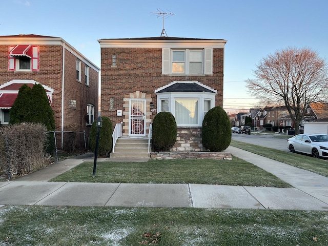 view of front of home featuring a lawn