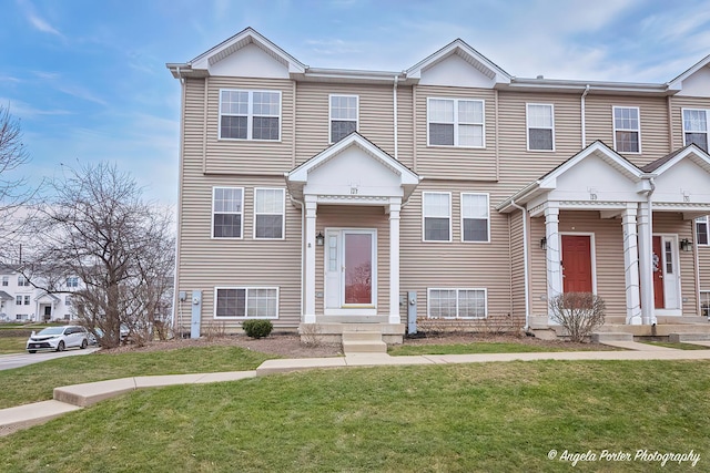 multi unit property featuring a front lawn