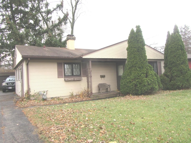 ranch-style house featuring a front lawn