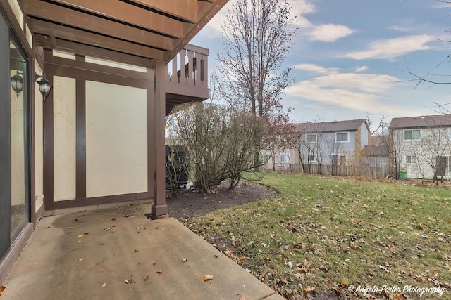 view of yard featuring a patio area