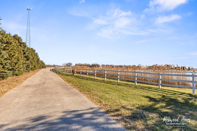 view of yard featuring a rural view