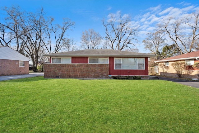 ranch-style house featuring a front yard