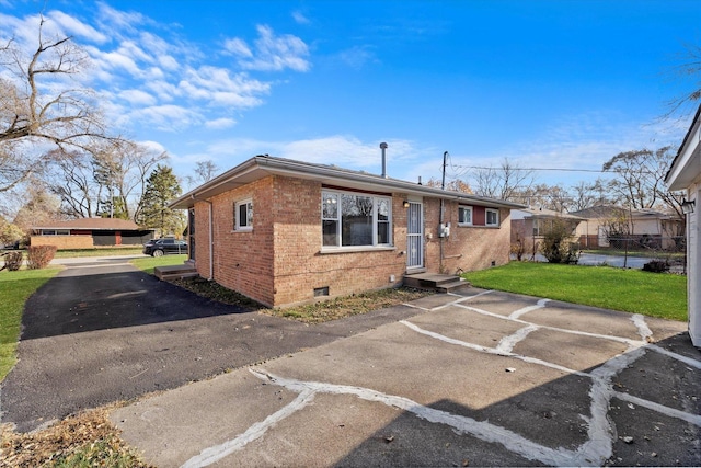 view of front of home featuring a front lawn