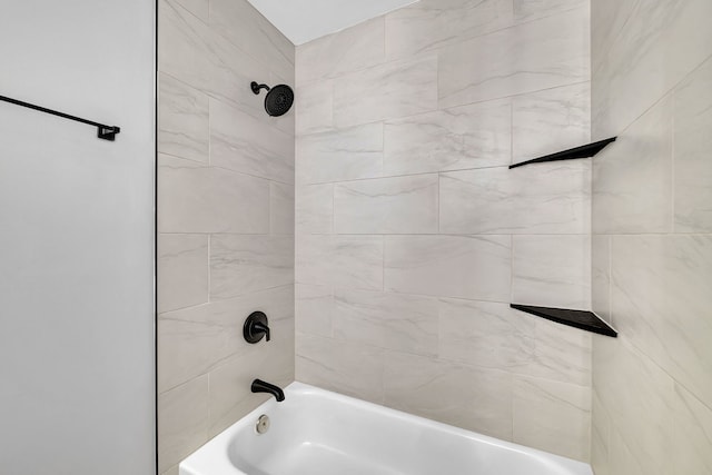 bathroom with tiled shower / bath combo