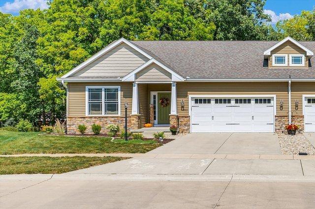 view of front of home featuring a front yard and a garage