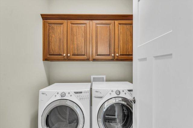 laundry room featuring cabinets and independent washer and dryer