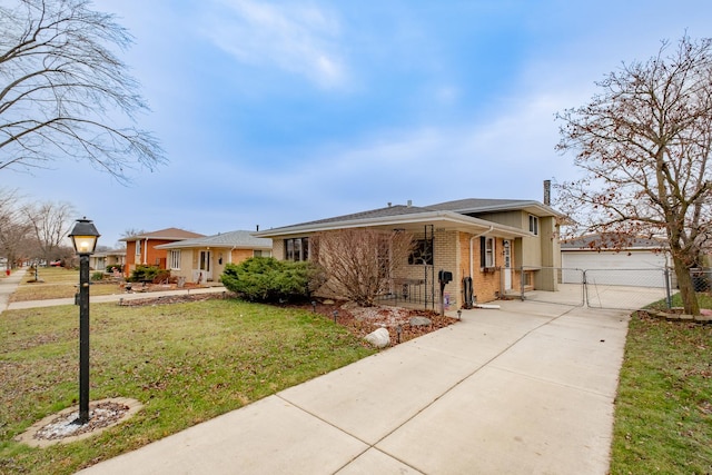 view of front of property featuring a front yard