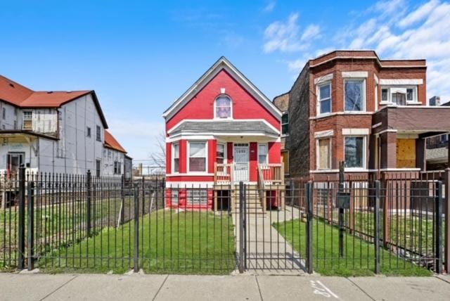 view of front of house with a front yard