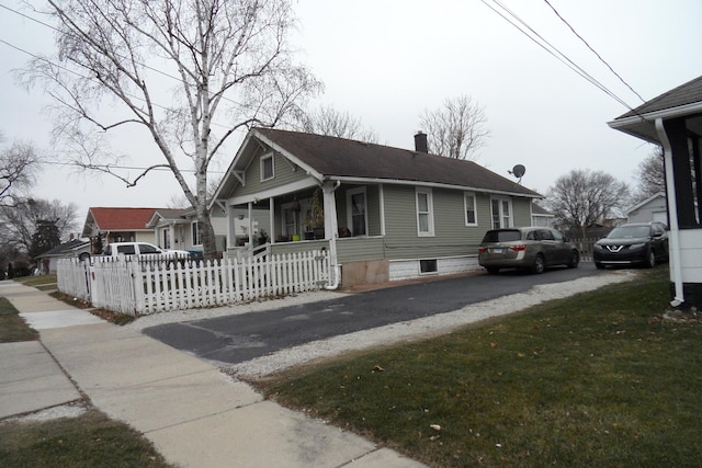 view of front of house with covered porch and a front lawn