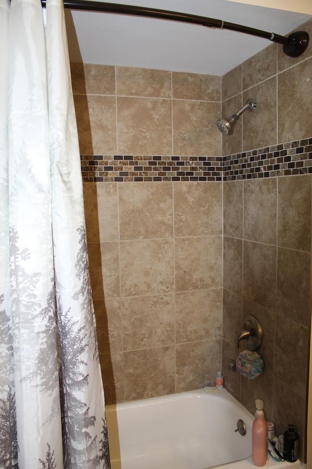 bathroom featuring shower / tub combo