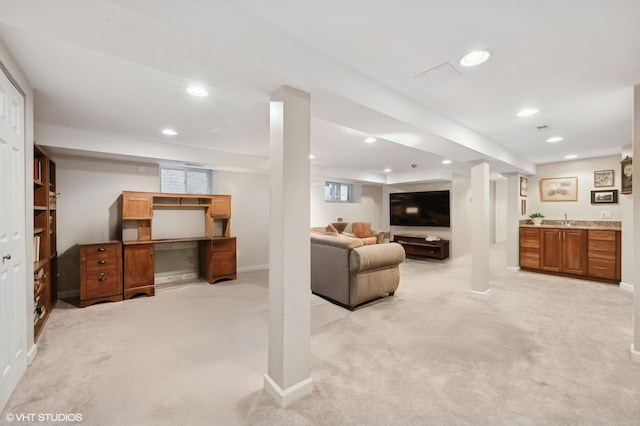 living room featuring indoor wet bar, recessed lighting, baseboards, and light carpet