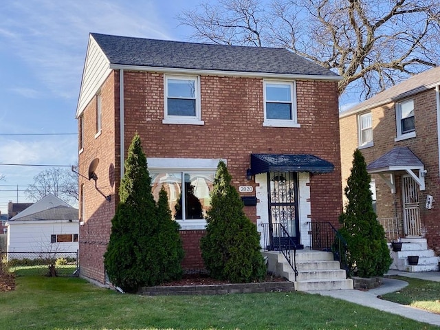 view of front of property featuring a front yard