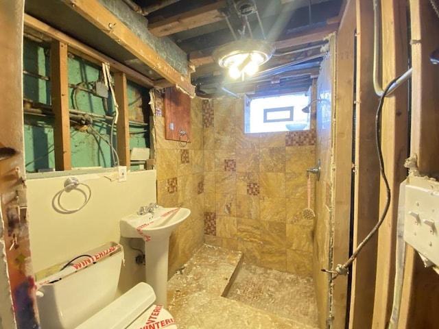 bathroom featuring a tile shower