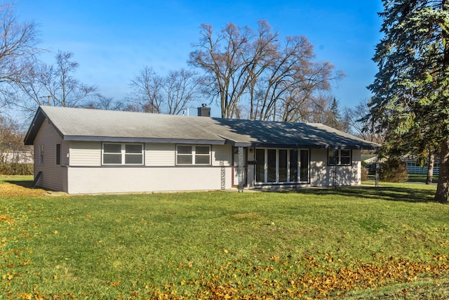 view of front of property featuring a front lawn