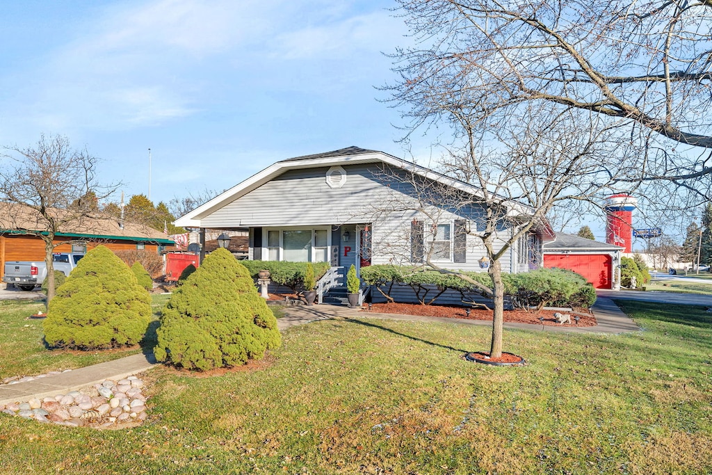 view of front of property featuring a front yard