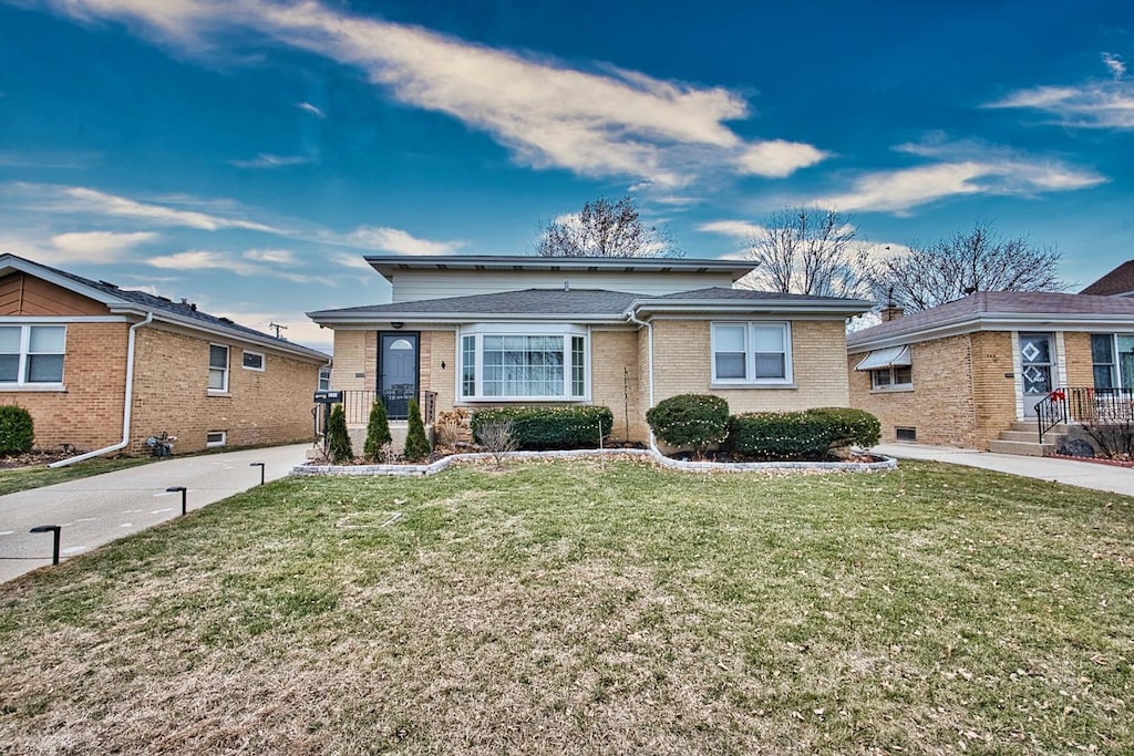 view of front of house with a front yard