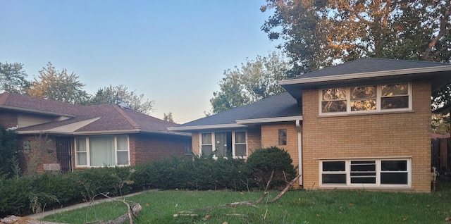 view of front of house featuring a yard