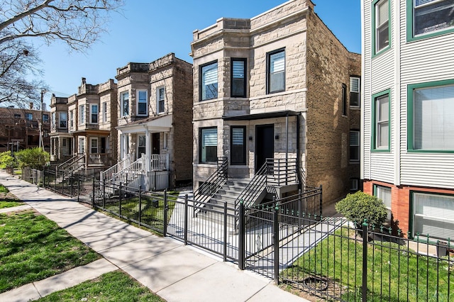 townhome / multi-family property featuring a front yard