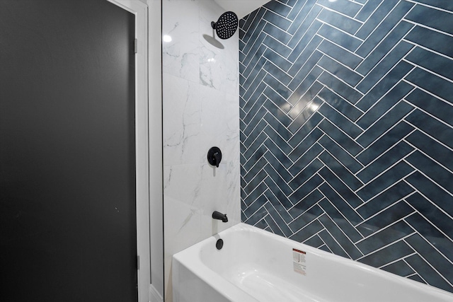 bathroom with tiled shower / bath combo