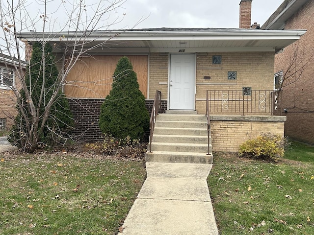 view of front of property featuring a front yard