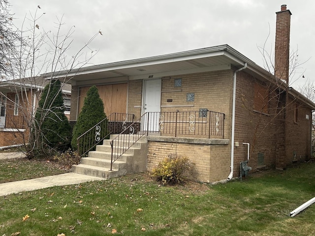 view of front of house with a front lawn