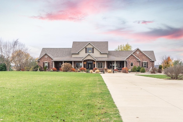 traditional-style home featuring driveway and a front lawn