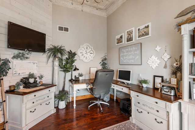 office area featuring dark wood-style floors, ornamental molding, visible vents, and baseboards