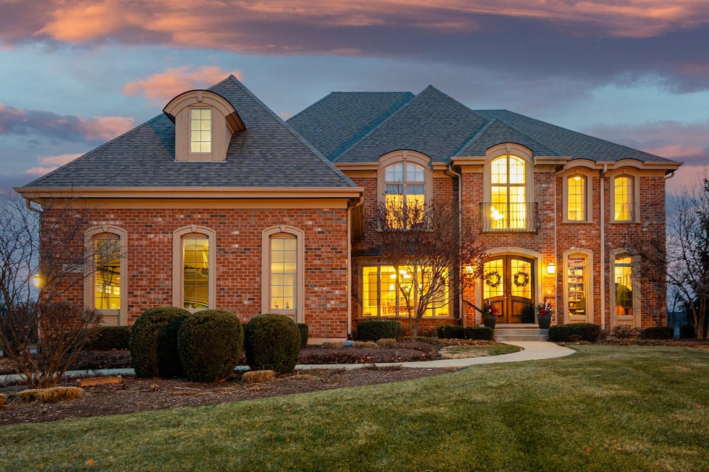 view of front of home featuring a lawn