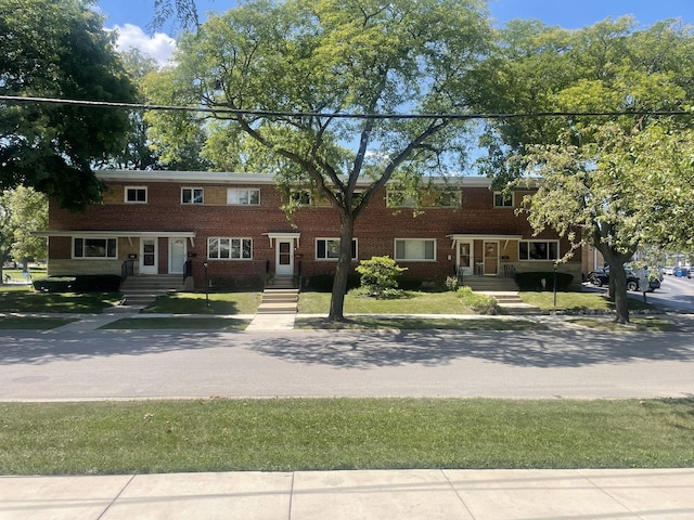 view of front of house featuring a front yard