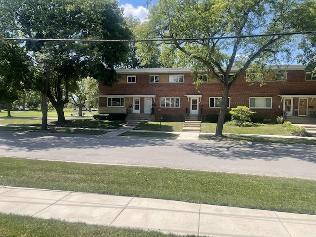 view of front of home featuring a front yard