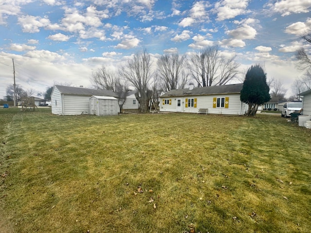 view of yard featuring a storage unit