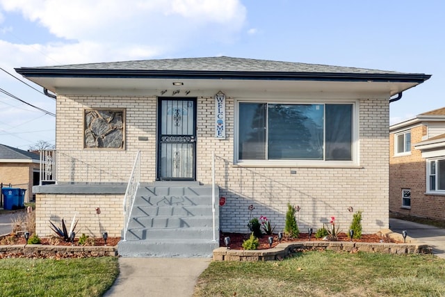 view of front of home featuring a front yard