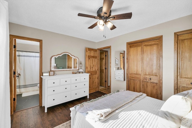 bedroom featuring dark wood-type flooring, ceiling fan, and a textured ceiling