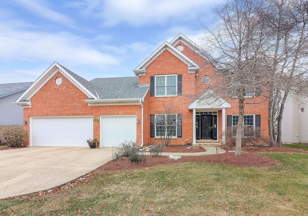 view of front of property featuring a front lawn