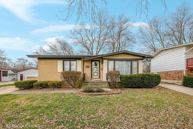 view of front of home featuring a front lawn