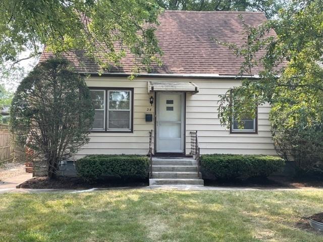 view of front of home featuring entry steps, a shingled roof, and a front lawn