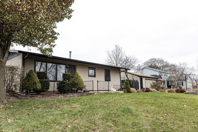 view of front of home featuring a front yard