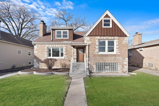 view of front of house featuring a front lawn