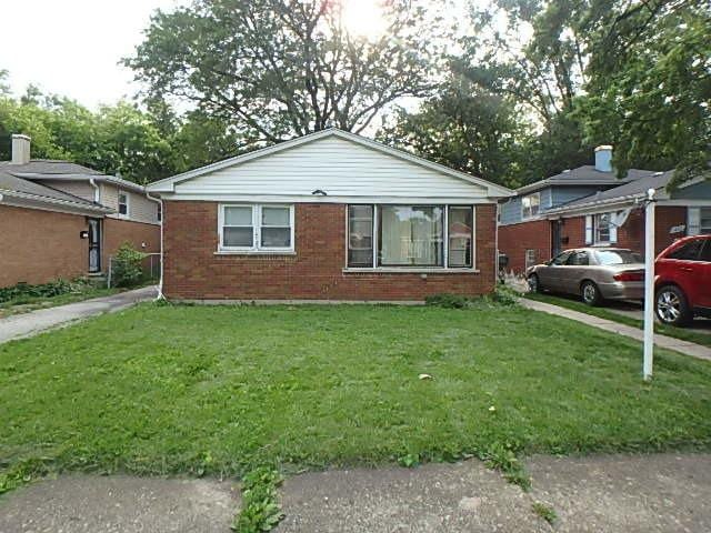 view of front of home with a front lawn and brick siding