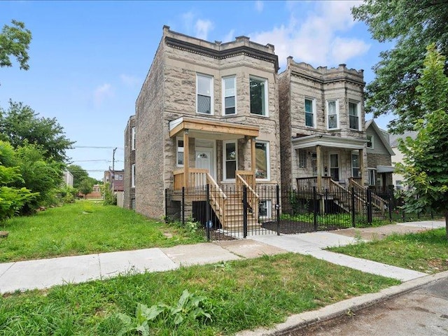 view of front of house featuring a front lawn