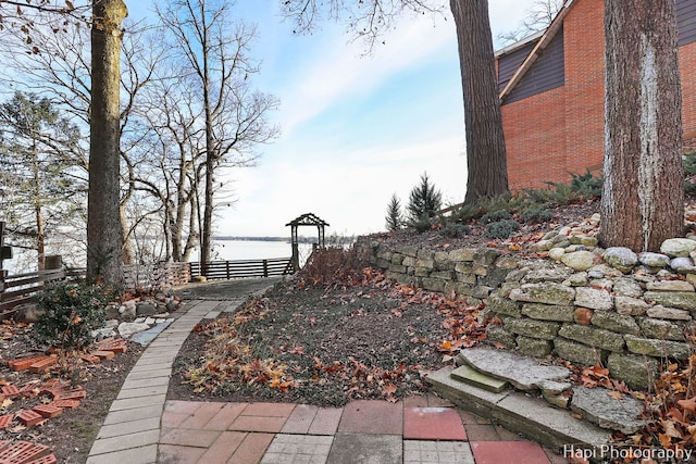 view of yard featuring a water view