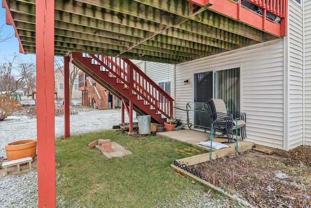 view of yard featuring a patio area