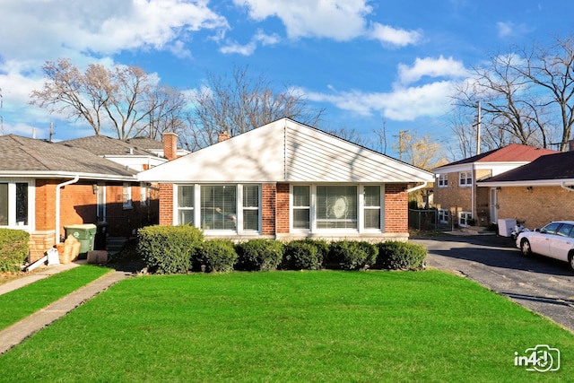 view of front of property with a front yard