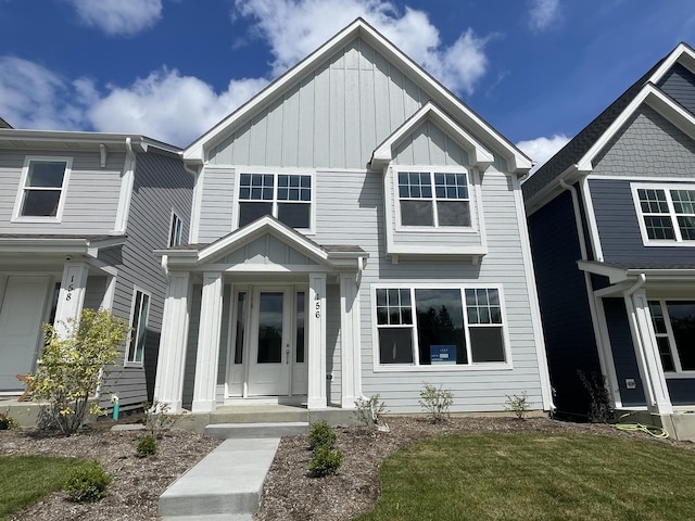 view of front of house featuring a front lawn