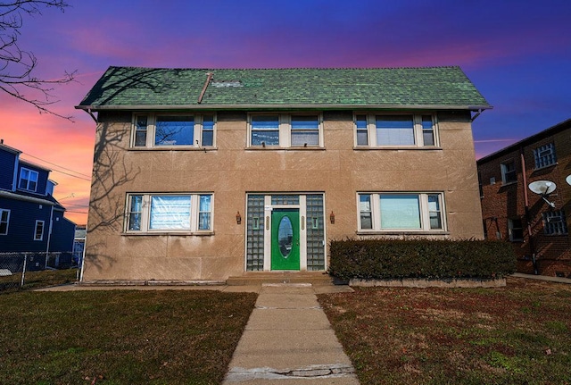 view of front of house featuring a lawn