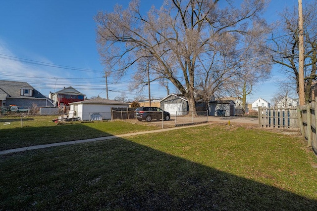 view of yard featuring an outbuilding